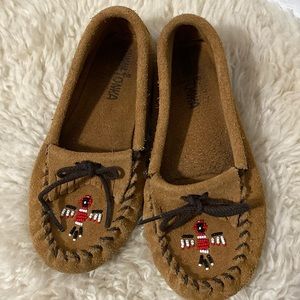 Minnetonka x Lucie Skjefte -Kids' Thunderbird "Animikii" Hardsole